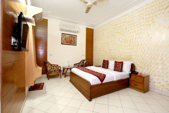 OYO 990 Hotel Paradise