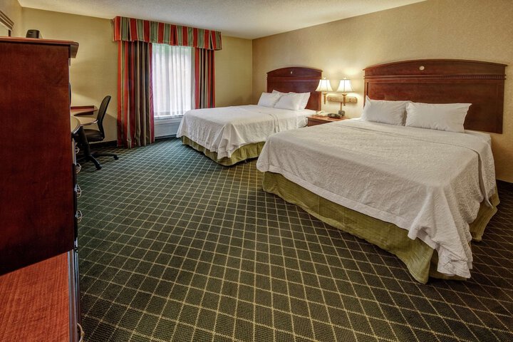 2 Queen Beds Mobility Hearing Accessible Tub (7 of 8)