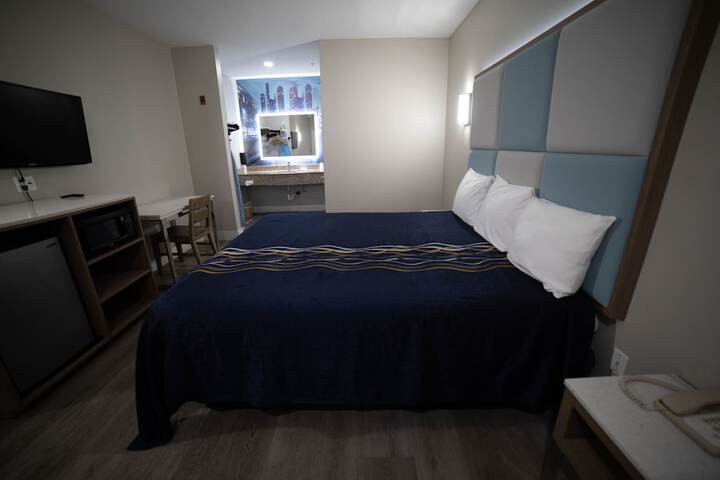 Deluxe King Bed (47 of 50)