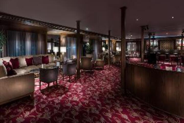 Lounge 9 of 14
