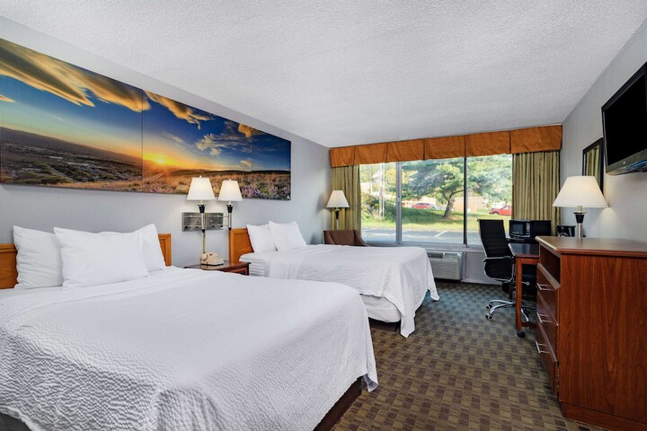 2 Double Beds (6 of 8)