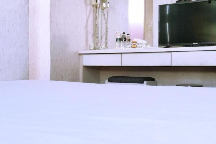 Room 9 of 18