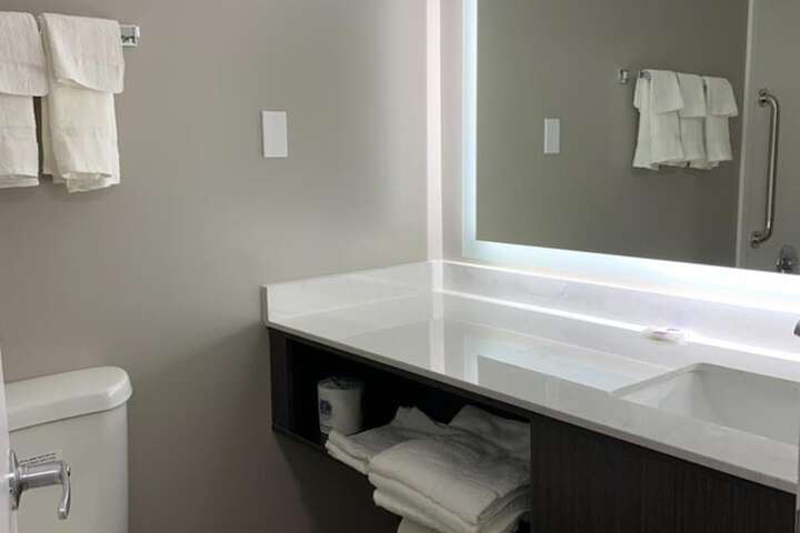 1 Queen Bed Micfridge (1 of 14)