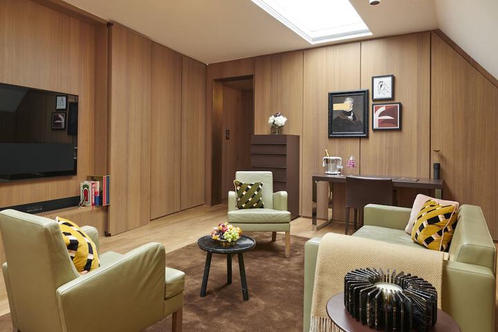 Room 59 of 241