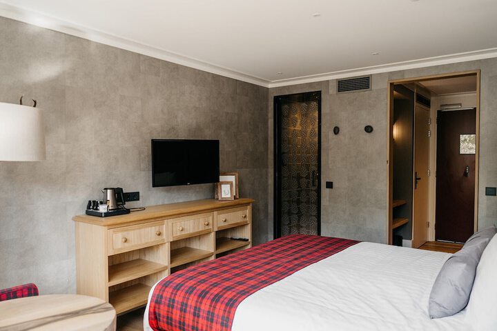 Room 8 of 93