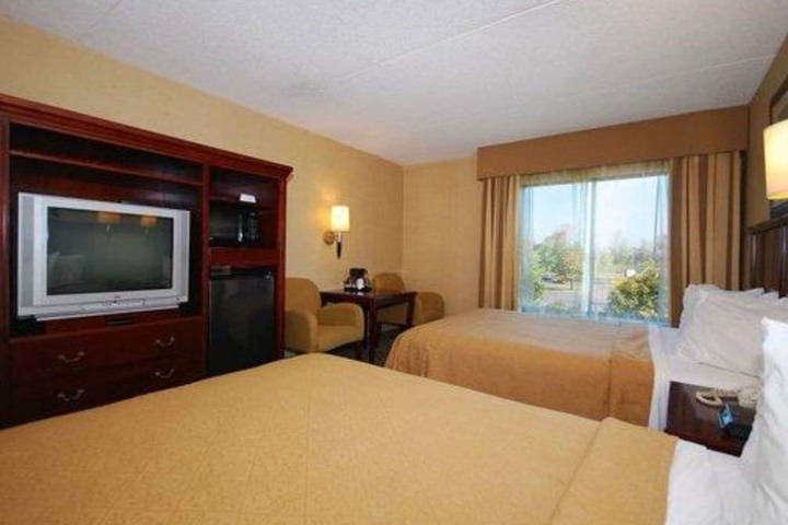 Queen Bed Accessible (9 of 16)