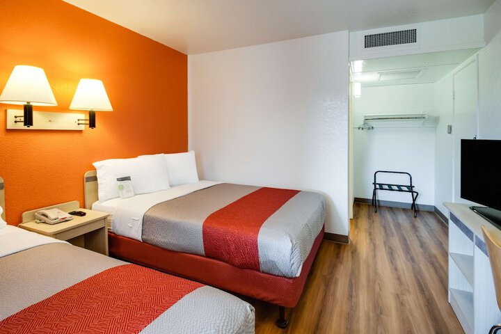 Double Accessible Queen Size Bed (6 of 7)