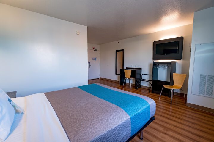 Queen Room Disability Accessible (18 of 23)
