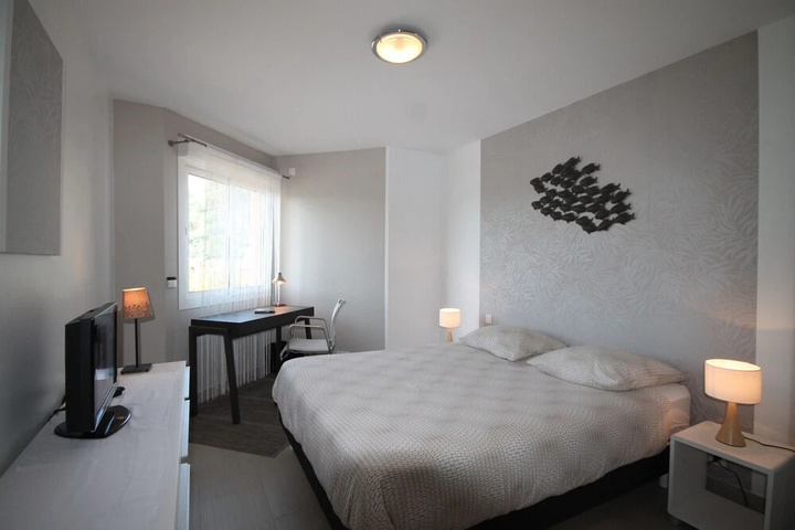 Room 2 of 10