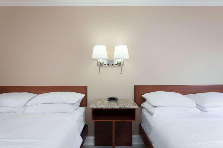 1 Queen Bed (5 of 15)