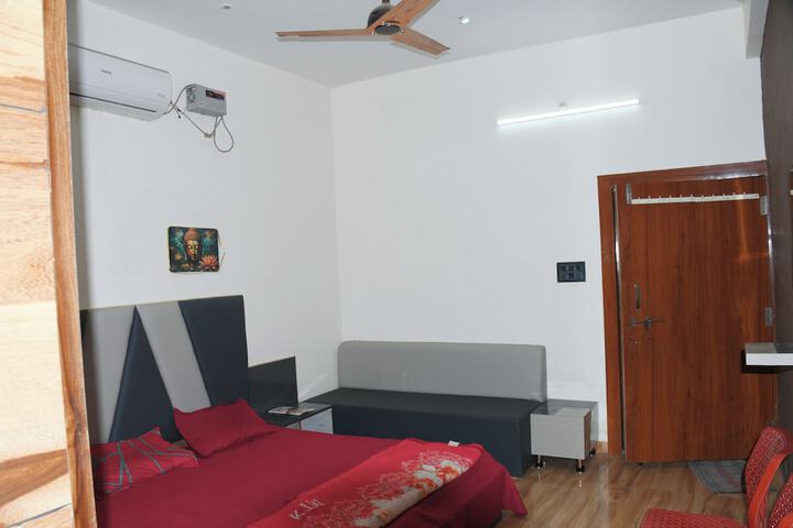 Room 9 of 31