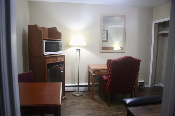 1 Queen Bed (8 of 17)