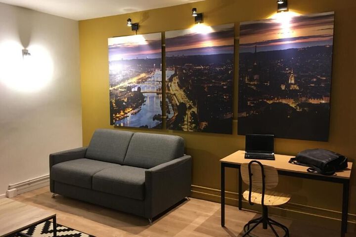 Lounge 8 of 17