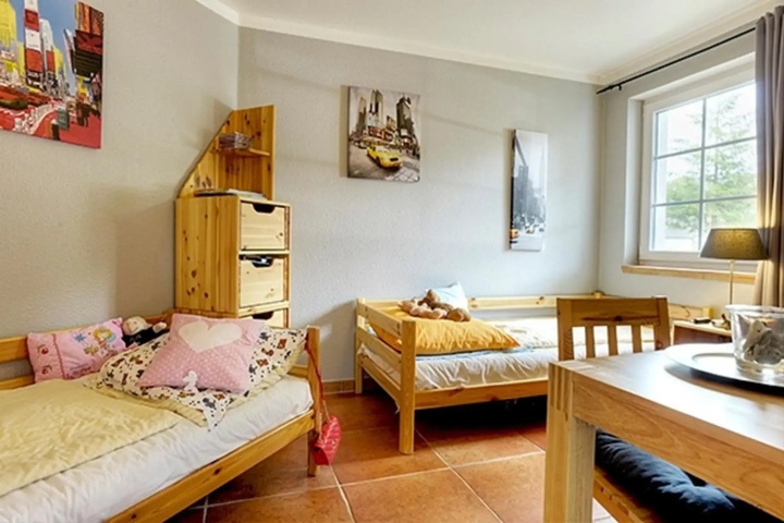 Room 4 of 9