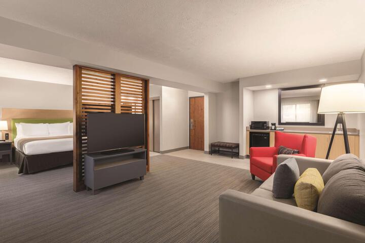 1 King Bed Accessible (4 of 13)