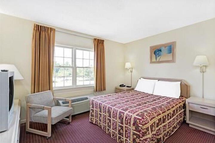 1 Queen Bed (6 of 7)