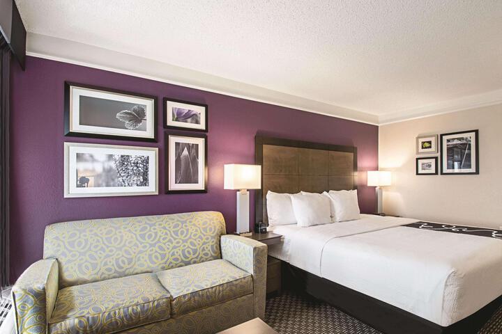 1 King Bed Executive Room (17 of 18)