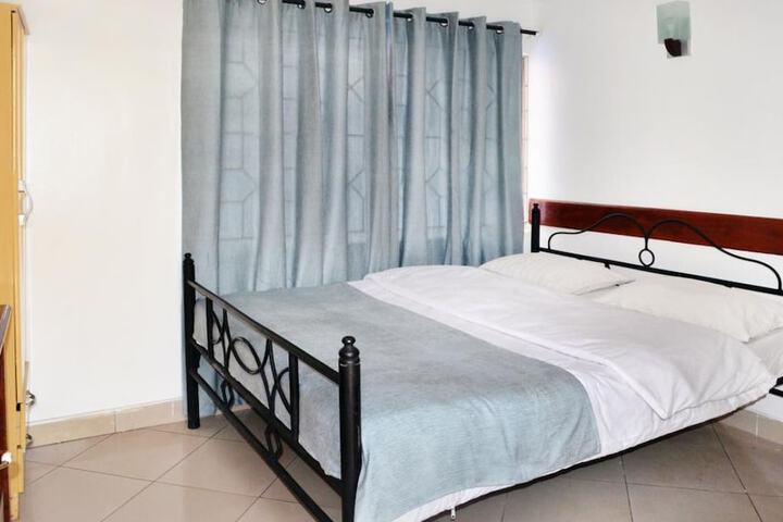 Room 4 of 9