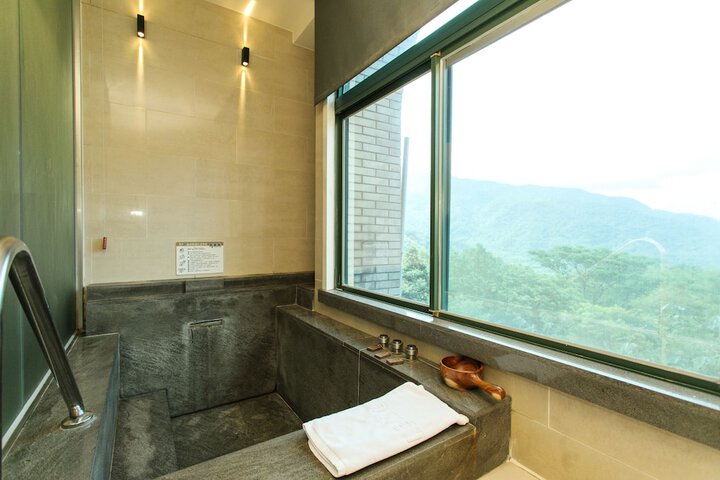Room 10 of 67