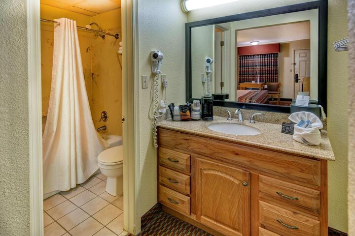 1 King Bed High Speed Internet, Microwave, Refridgerator Full Breakfast (1 of 8)