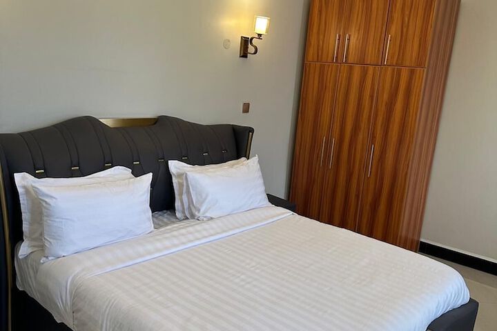 Room 5 of 17