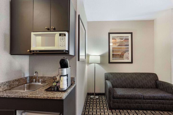 1 King Accessible Comm Assist Roll in Shower Microwave, Refrigerator WiFi Full Breakfast (5 of 16)