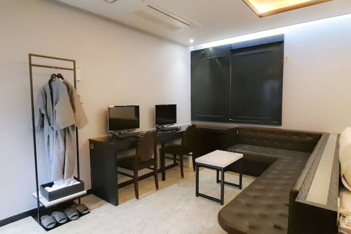 Room 51 of 89