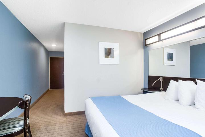 1 Queen Bed (3 of 10)