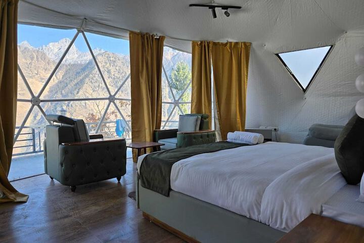 Room 4 of 12