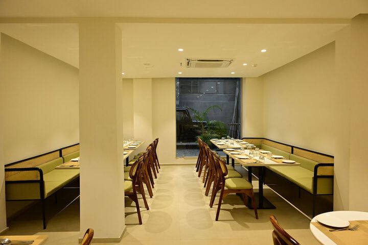 Dining 39 of 48