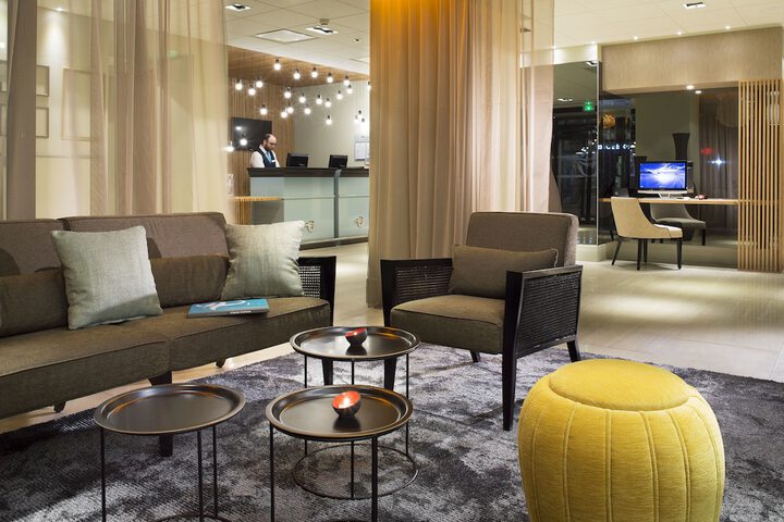 Lounge 22 of 36
