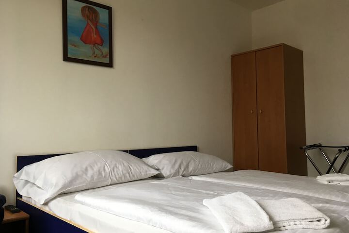 Room 13 of 106