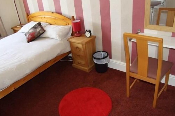 Room 13 of 27