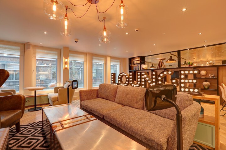 Lounge 14 of 18