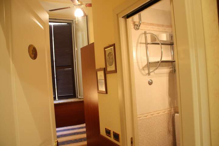 Room 7 of 16
