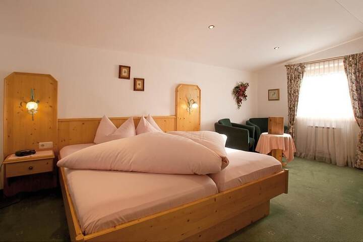 Room 4 of 12