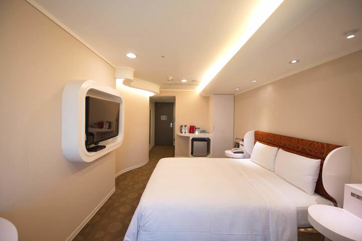 Room 37 of 61