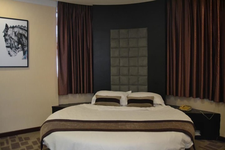 Room 6 of 18