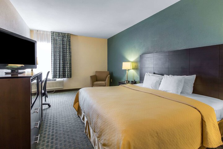 1 King Bed | (5 of 8)