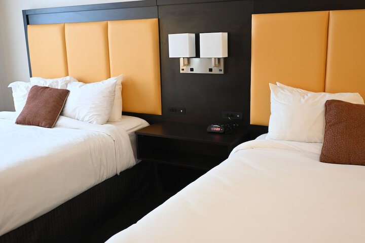 1 Queen Bed (10 of 19)