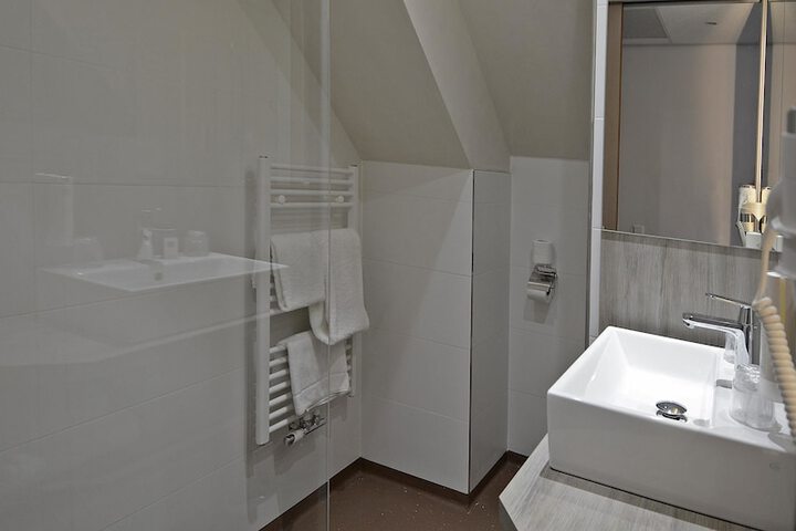 Room 8 of 44