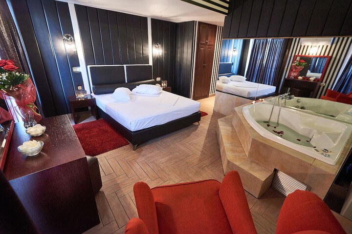Room 10 of 33