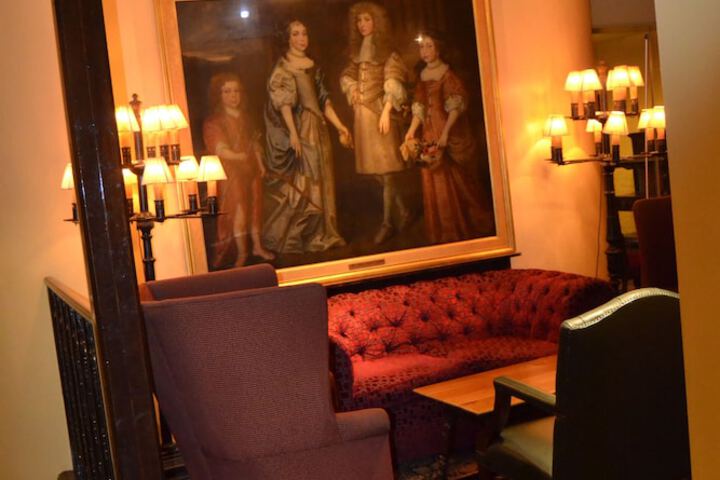 Lounge 42 of 54