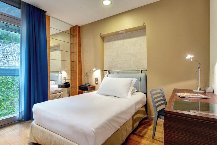 Room 3 of 73