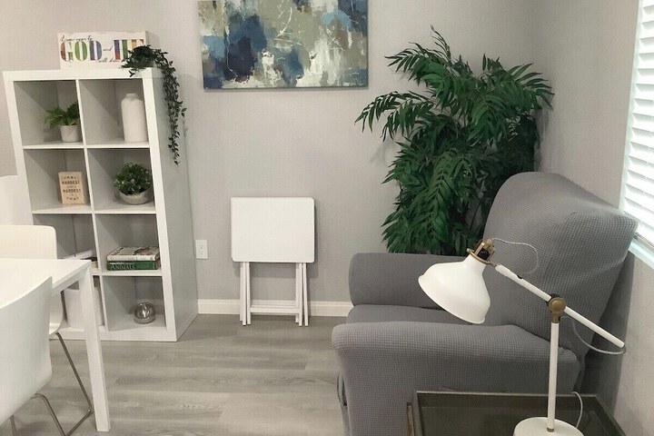 Lounge 80 of 99