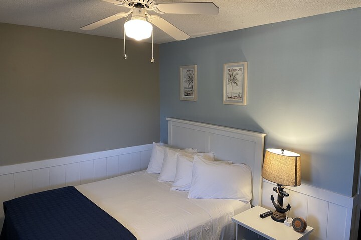 1 Queen Bed Lake View Lake Front Queen Room (10 of 11)