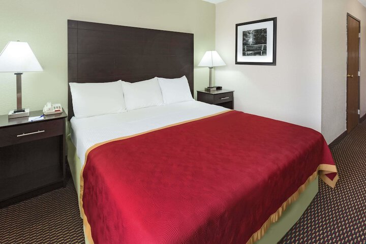 1 King Bed (10 of 13)