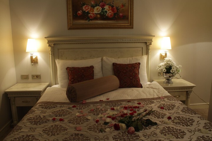 Room 8 of 77