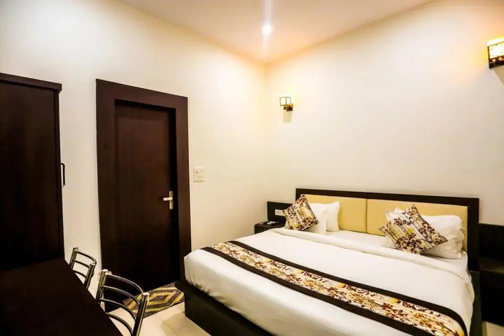 Room 2 of 10