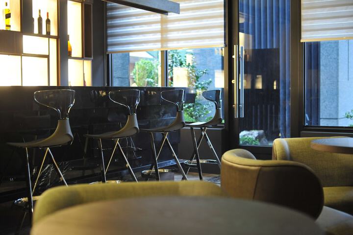 Lounge 36 of 46